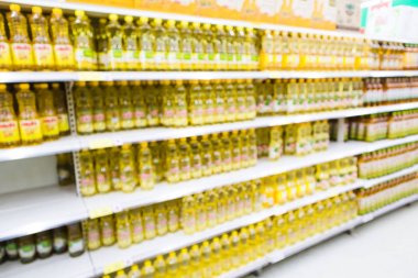 Raflarda blur Süpermarket satış pişirme yağı şişeleri arka plan