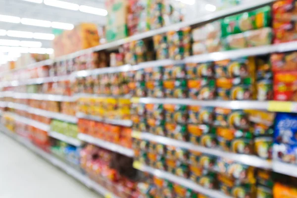 Blur venta de supermercados fideos instantáneos en los estantes de fondo — Foto de Stock