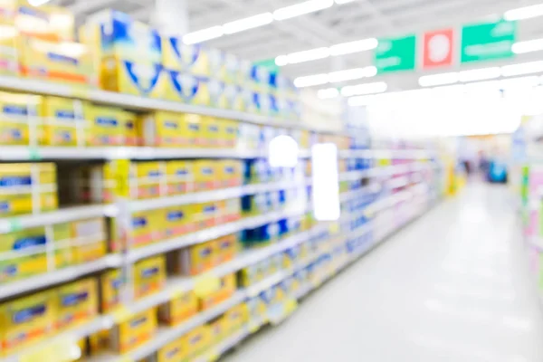 Desenfoque pasillo del supermercado con leche en polvo de leche de fórmula bebé en el fondo de la estantería — Foto de Stock