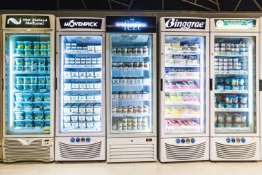 Chiangmai, Tayland - 4 Temmuz 2019 - Süpermarkette Buzdolabı Raflarında Yığılmış Dondurmanın Farklı Markaları ve Lezzetleri.