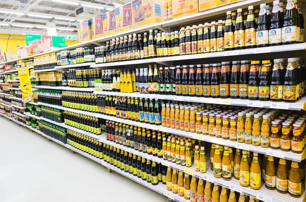 CHIANGMAI, TAILANDIA - 4 DE JULIO DE 2019: Variedad de salsas, salsa de soja, producto de salsa de pescado sobre fondo de estanterías de supermercados . — Foto de Stock