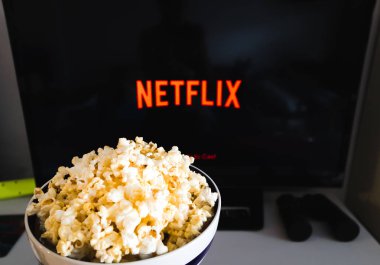 Chiangmai, Tayland - 7 Temmuz 2019- Smart Tv'de Patlamış mısır kasesi ve Netflix logosu