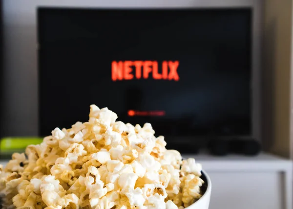 チェンマイ, タイ - 7月 5, 2019 - スマートテレビとポップコーンボウルのNetflixロゴ — ストック写真