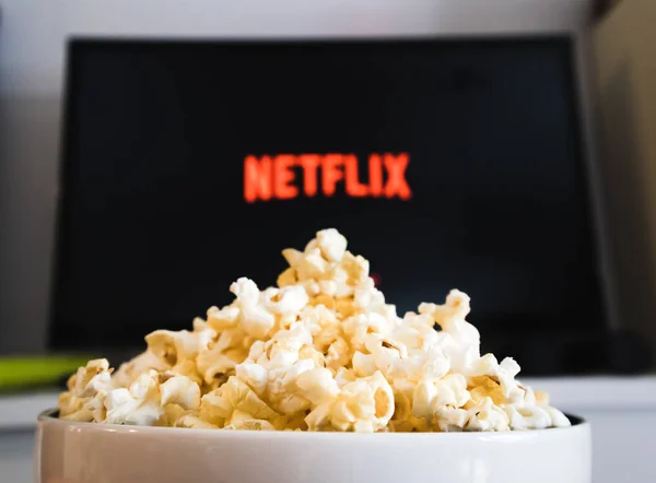 Chiangmai, thailand - 5. juli 2019- popcorn bowl und netflix logo auf smart tv — Stockfoto