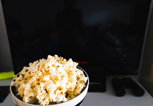 Чаша попкорна и блюдо Smart TV — стоковое фото
