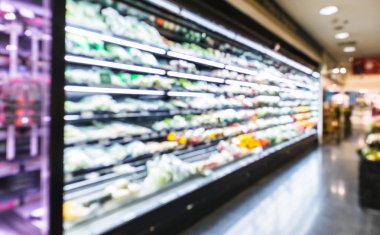Bulanık modern perakende süpermarket koridor rafları soğutulmuş sebze bölgesi