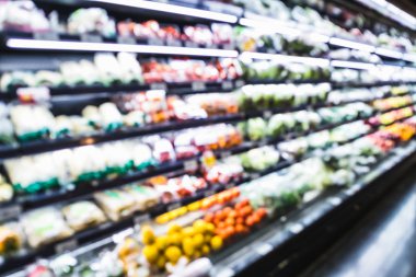 Bulanık süpermarket koridor rafları soğutulmuş meyve ve sebze bölgesi