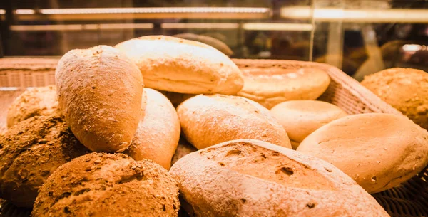 Различные виды хлеба в корзине — стоковое фото