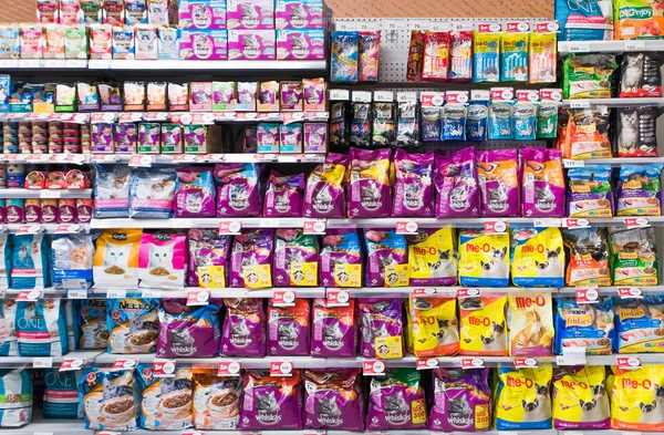 Bangkok, Tayland - 15 Ekim 2019 Hayvan Süpermarketinde Kedi maması Ürünü.