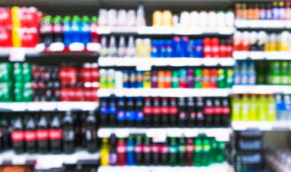 Variedad borrosa de refrescos, bebidas energéticas y bebidas deportivas en los estantes del supermercado de supermercados — Foto de Stock