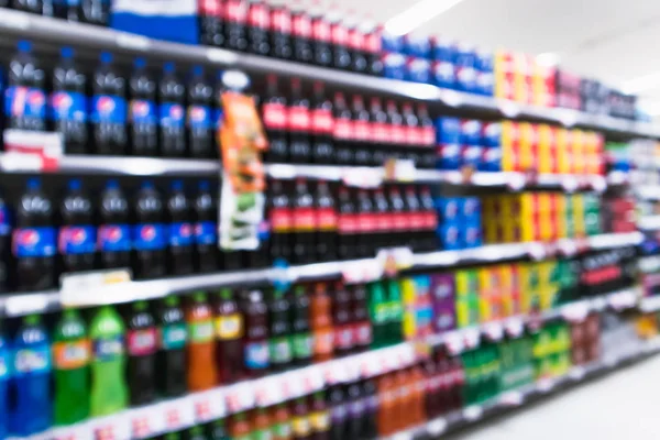 Variedad borrosa de refrescos en los estantes del supermercado de la tienda de comestibles — Foto de Stock