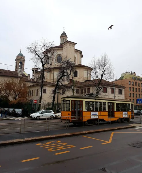 Vintage Tranvía Amarillo Iglesia Detrás Ella Calle Milán Italia —  Fotos de Stock