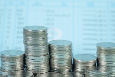 Madeni para yığını ile hesap cüzdanı veya hesap kitap adım ahşap çalışma masa, tasarruf ve kavram fikir bankacılık.