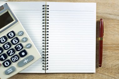Dolma kalem veya tükenmez kalem defter kağıt ve ahşap çalışma masa kopya alanı, office Danışma konsept fikir ile hesap makinesi ile. Üstten Görünüm.