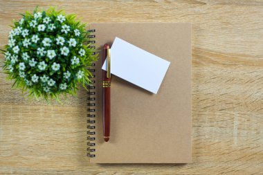 Boş kartvizit veya adı kartıyla metin adı adresi eklemek için alan ve çalışma tablosu, mali şirket kavramı fikir defter Organizatör ile logo. Üstten Görünüm.