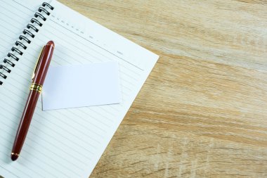 Boş kartvizit veya adı kartıyla metin adı adresi eklemek için alan ve çalışma tablosu, mali şirket kavramı fikir defter Organizatör logolu.