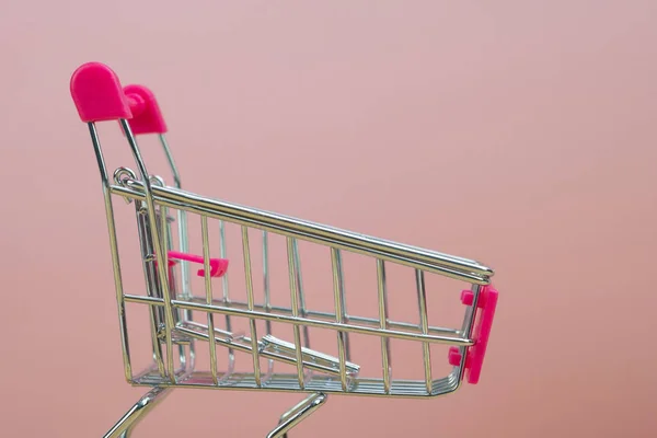 Shopping Cart Eller Stormarknad Vagn Träbord Och Rosa Bakgrund Med — Stockfoto