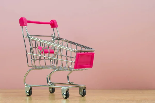 Shopping Cart Eller Stormarknad Vagn Träbord Och Rosa Bakgrund Med — Stockfoto