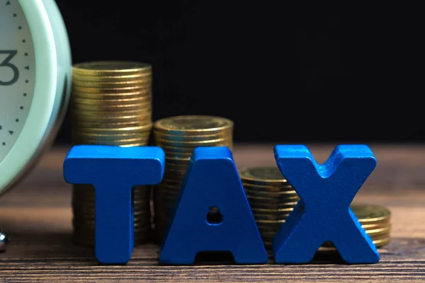 Ora Pagare Concetto Tax Alfabeto Tax Con Pila Monete Sveglia — Foto Stock