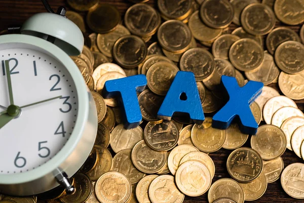 Ora Pagare Concetto Tax Alfabeto Tax Con Pila Monete Sveglia — Foto Stock