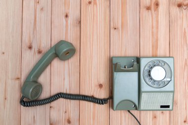 Retro döner telefon veya vintage telefon kablosu ahşap masa, ahşap arka plan, kopya alanı, vintage iletişim kavramı ile Üstten Görünüm.
