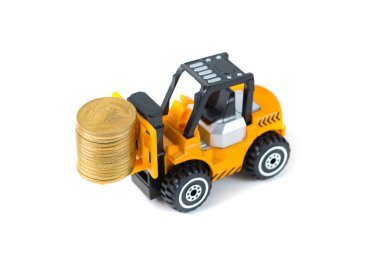 Mini forklift kamyon yükleme adımları izole kopya alanı, işletme finansı ve endüstriyel kavram fikir bankacılık beyaz zemin üzerine altın sikke, sikke yığını.