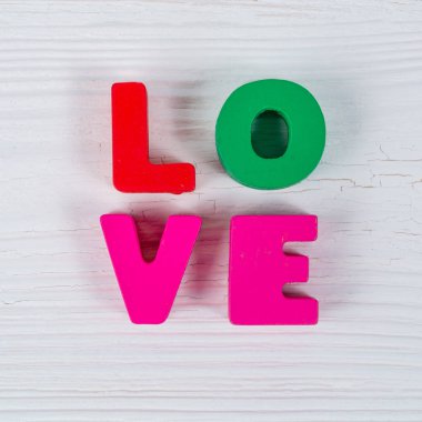 Beyaz ahşap zemin ve kopya alanı için aşk metin ile Sevgililer kartı eklemek metin ve resim, sevgi ve Sevgililer günü kavram fikir.