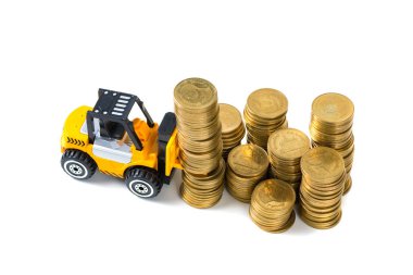 Mini forklift kamyon yükleme adımları izole kopya alanı, işletme finansı ve endüstriyel kavram fikir bankacılık beyaz zemin üzerine altın sikke, sikke yığını.