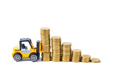 Mini forklift kamyon yükleme adımları izole kopya alanı, işletme finansı ve endüstriyel kavram fikir bankacılık beyaz zemin üzerine altın sikke, sikke yığını.