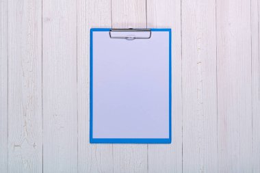 Pano boş beyaz kağıt levha kopya alanı, menü mockup görünümle ahşap masa üstü ile.