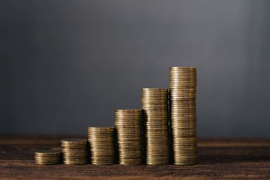 Sikke, sikke yığınları adım kopya alanı iş ve finansal kavram fikir için ahşap tablo sütunlarından artan.