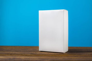 İki paket beyaz karton kutu sahte kopya alanı ile parlak ahşap masa üzerinde uzun öğeleri için boş.