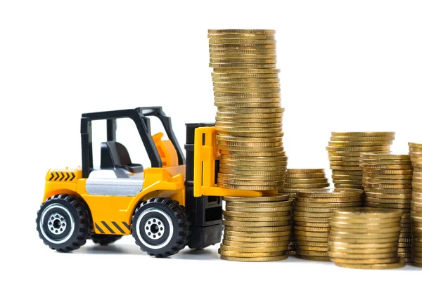 Mini forklift kamyon yükleme adımları izole kopya alanı, işletme finansı ve endüstriyel kavram fikir bankacılık beyaz zemin üzerine altın sikke, sikke yığını.