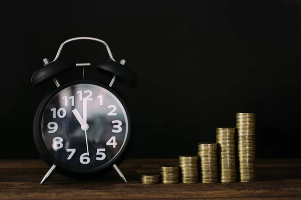 Reloj Despertador Paso Las Pilas Monedas Mesa Trabajo Tiempo Para — Foto de Stock
