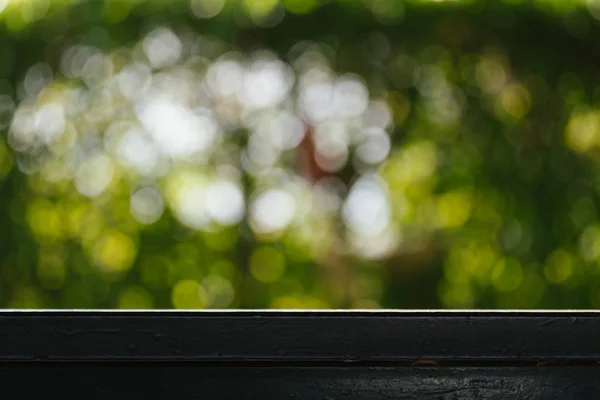 Leere Tischplatte Holztisch Mit Frischem Grün Abstrakten Verschwommenen Bäumen Des — Stockfoto