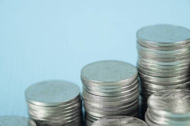 Madeni para yığını ile hesap cüzdanı veya hesap kitap adım ahşap çalışma masa, tasarruf ve kavram fikir bankacılık.