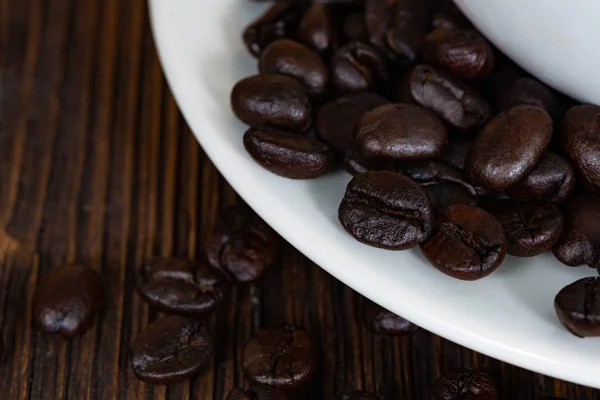 Geröstete Kaffeebohnen Mit Weißer Tasse Auf Weißem Holztisch Kaffee Hintergrund — Stockfoto