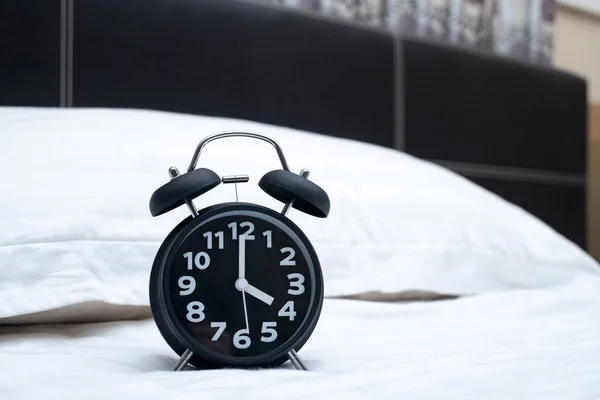 Vintage Wecker Auf Dem Bett Schlafzimmer Hause Aufwachen Oder Bettzeit — Stockfoto