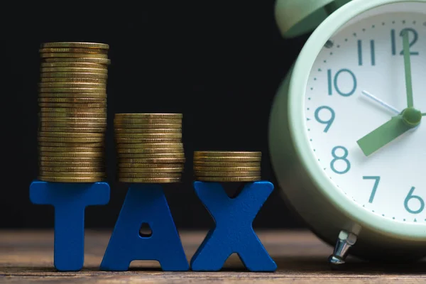 Ora Pagare Concetto Tax Alfabeto Tax Con Pila Monete Sveglia — Foto Stock