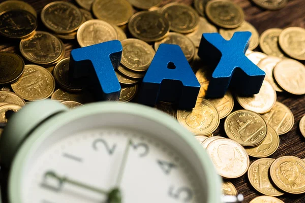 Час Платити Концепцію Tax Алфавіт Tax Стопкою Монети Старовинним Будильником — стокове фото