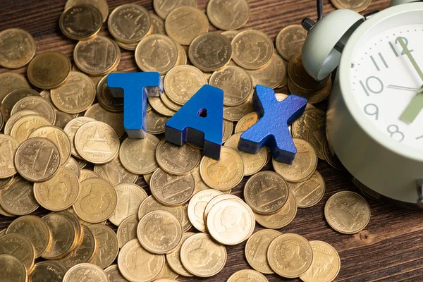 Ora Pagare Concetto Tax Alfabeto Tax Con Pila Monete Sveglia — Foto Stock