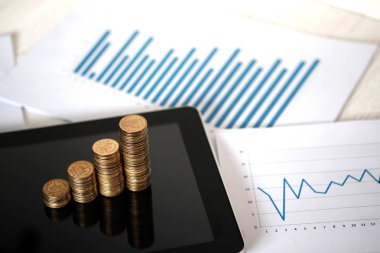 Madeni para yığınları tablet bilgisayar ve mali grafik, iş planlama vizyonu ve finans analiz kavramı fikir aşamasında.