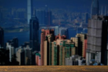 Boş üst ahşap çalışma masa ile şehir ve arka plan, iş ve finansal kavram fikir Ofis Binası.