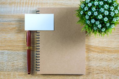 Boş kartvizit veya adı kartıyla metin adı adresi eklemek için alan ve çalışma tablosu, mali şirket kavramı fikir defter Organizatör ile logo. Üstten Görünüm.