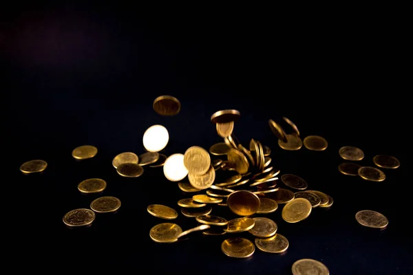 Падающие Золотые Монеты Темном Фоне Идея Бизнес Концепции — стоковое фото