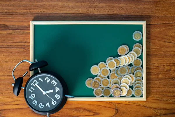 Alarm Saati Para Basamaklarının Çalışma Masasındaki Basamakları Tasarruf Parası Konsepti — Stok fotoğraf