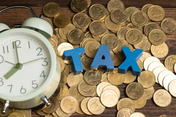 Ora Pagare Concetto Tax Alfabeto Tax Con Pila Monete Sveglia — Foto Stock