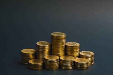 Sikke, sikke karanlık odada, kavram fikir bankacılık iş bir grafik olarak düzenlenmiş yığınları sütunları artan tasarruf,