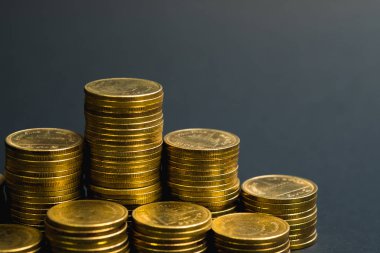 Sikke, sikke karanlık odada, kavram fikir bankacılık iş bir grafik olarak düzenlenmiş yığınları sütunları artan tasarruf,