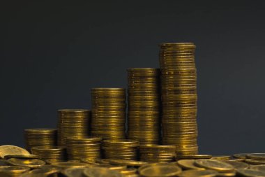 Sikke, sikke karanlık odada, kavram fikir bankacılık iş bir grafik olarak düzenlenmiş yığınları sütunları artan tasarruf,
